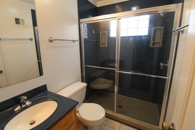 Building Photo - 2 Bedroom 1 Bath House In Overland Park