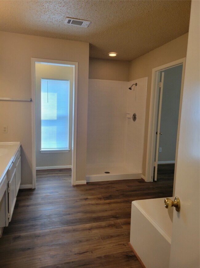 Building Photo - 9315 Southleigh Dr