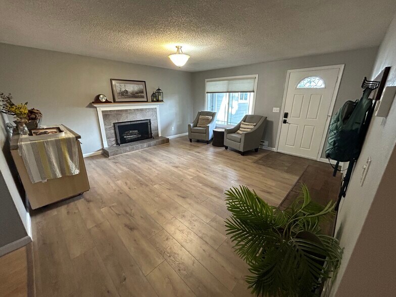 Front room - 7920 S Zimmerman Rd