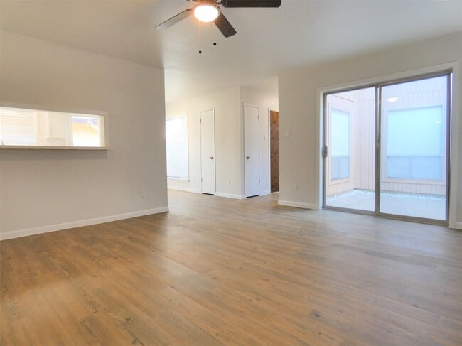 Building Photo - 606 Golfview Dr