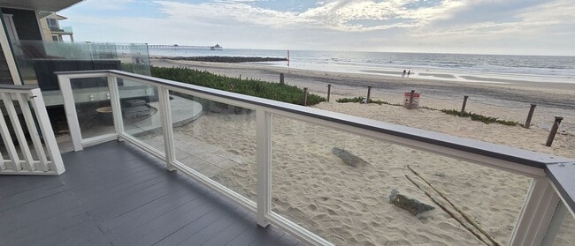 Building Photo - Beachfront 2-Bed, 2.5-Bath House w/2-Car Garage in Imperial Beach