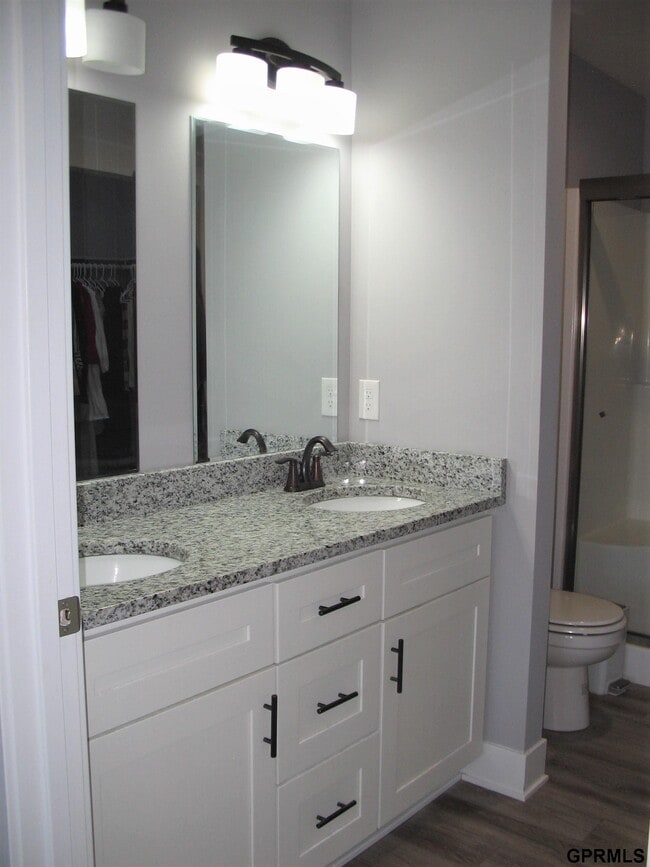 Building Photo - 3031 Lakeside Dr