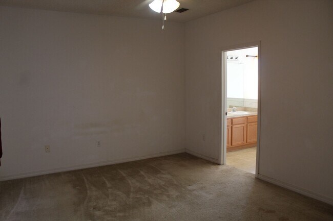 Building Photo - Spacious 3/2 Home in Sunny Hills w/ 2-Car Garage