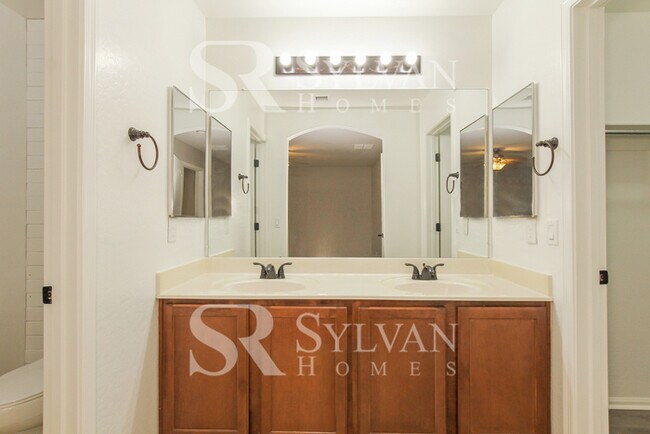Building Photo - Pretty 4BR 2BA Home