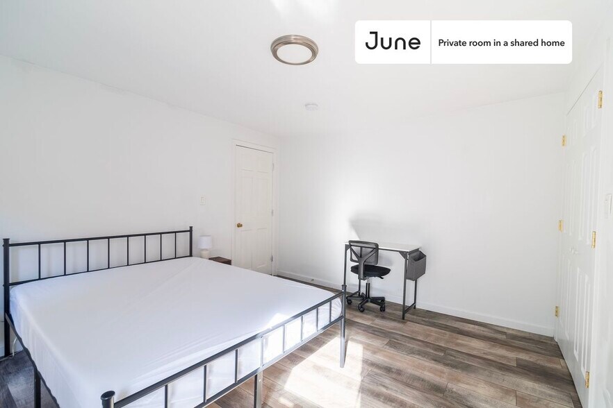 Building Photo - Room in Shared 5 bed/2 bath home in South Boston