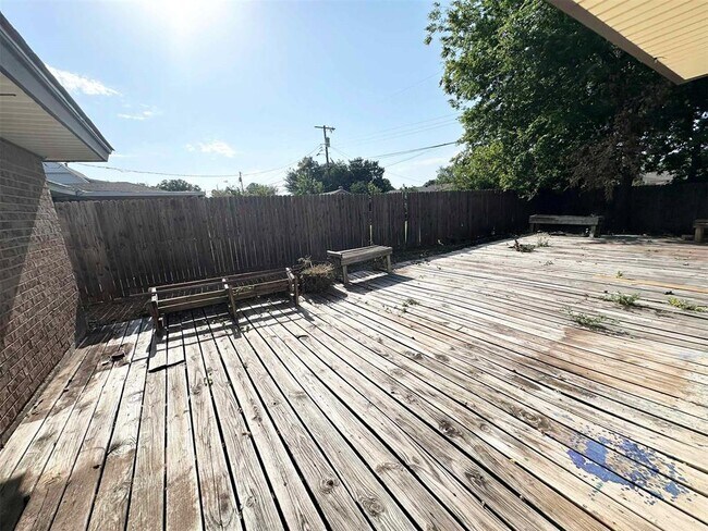 Building Photo - 208 Cherrywood Dr