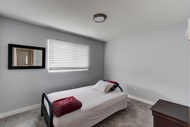 Building Photo - Second Story 2 bed 2 bath condo - W/S/G included!