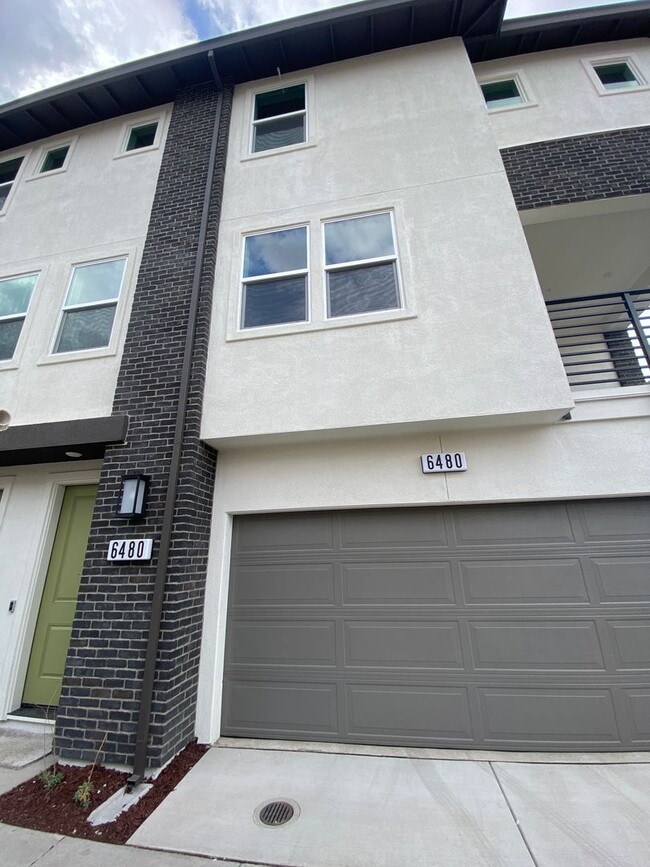 Building Photo - Boulevards End Unit Townhouse, 3 Bed / 2.5 Bath, Amenities, Close to 580 - This is a 3-6 month sh...