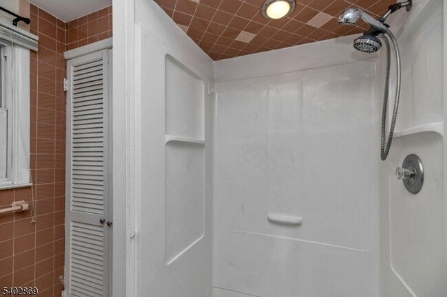 Building Photo - 103 Upper Lakeview Ave