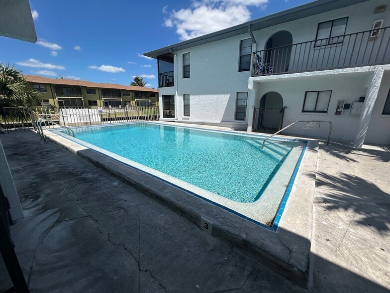 Building Photo - 4708 SE 5th Pl