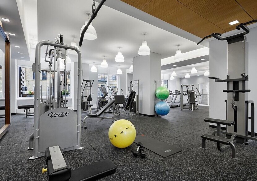 Building Photo - 250 W 93rd St