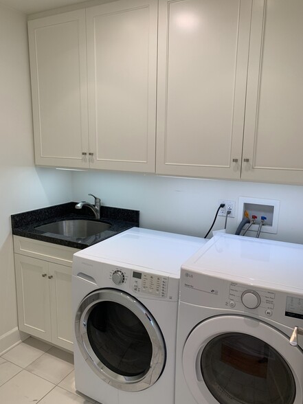 Laundry Room - 848 N Kilkea Dr