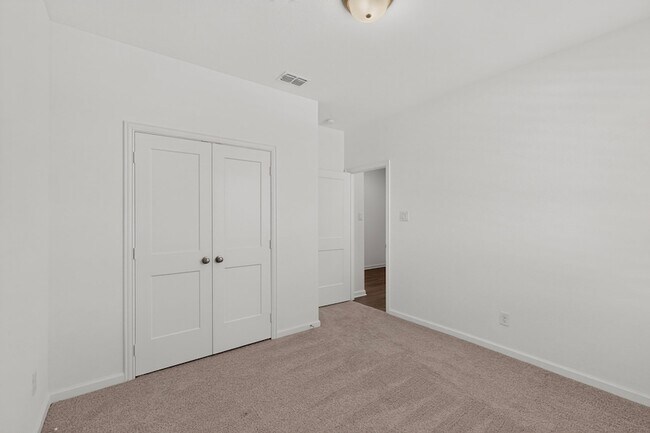 Building Photo - 114 Drovers Dr