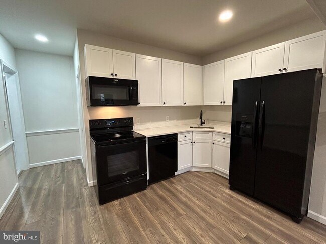 Building Photo - 566 E High St