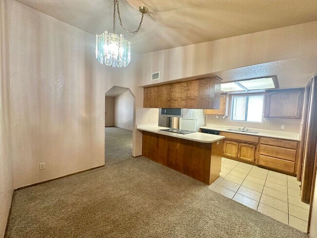 Building Photo - Cute 2 bedroom, 2 bathroom home with firep...