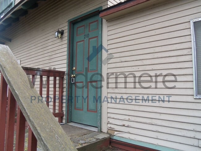 Building Photo - 210-212 W Whitman Dr