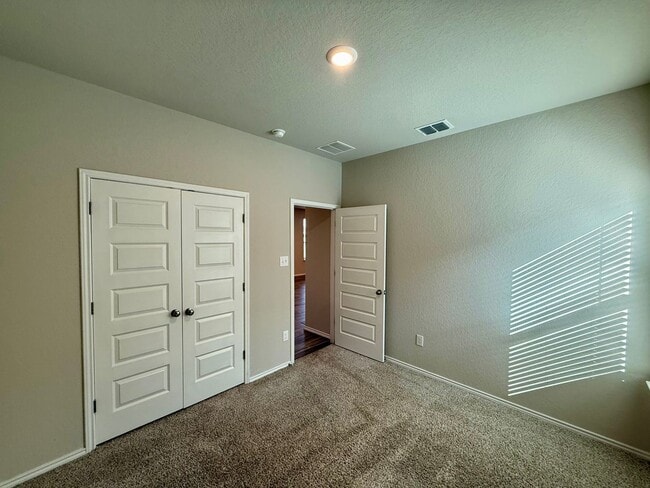 Building Photo - Lovely 1-story 4 bedroom/2 bath home is an...