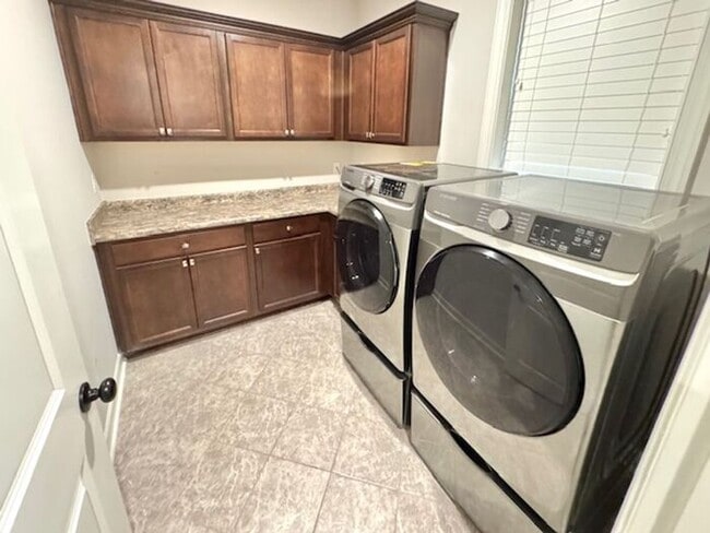 Building Photo - Available Now! Large 5BR 4 bath Executive Home in a great neighborhood!