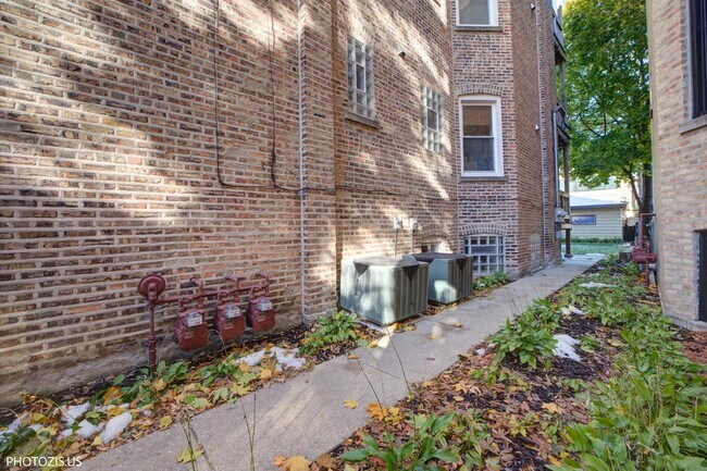 Building Photo - 2212 W Iowa St