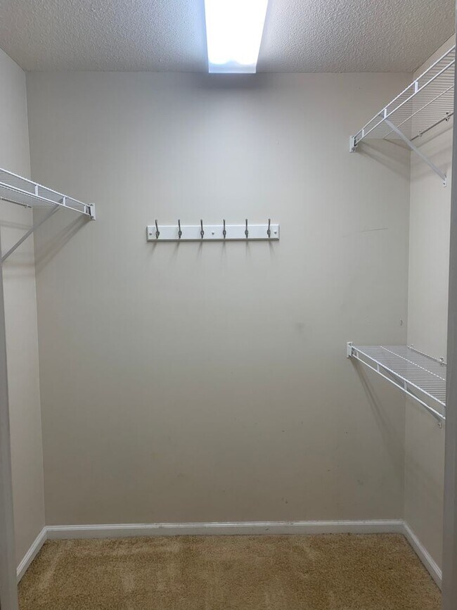 Building Photo - 4bd/2ba located in the Highlands Subdivision right off of Bemiss.