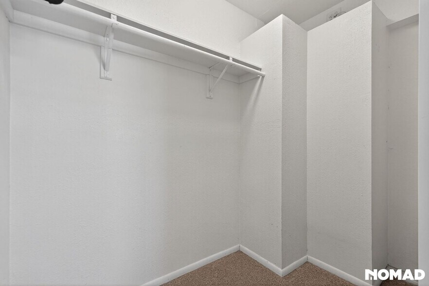 Building Photo - 1636 W Taro Ln