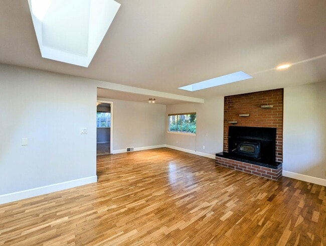 Building Photo - 3bd/.75ba Lynnwood Home