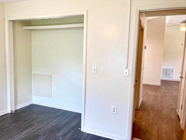 Building Photo - Available soon! 2 bedroom, 1.5 bath home w...