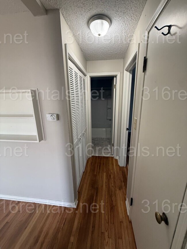 Building Photo - $1325 - 3 bedroom / 2 bathroom - Single Family Home