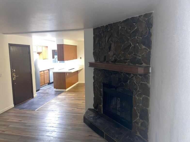 Primary Photo - 1102 Broaddus St