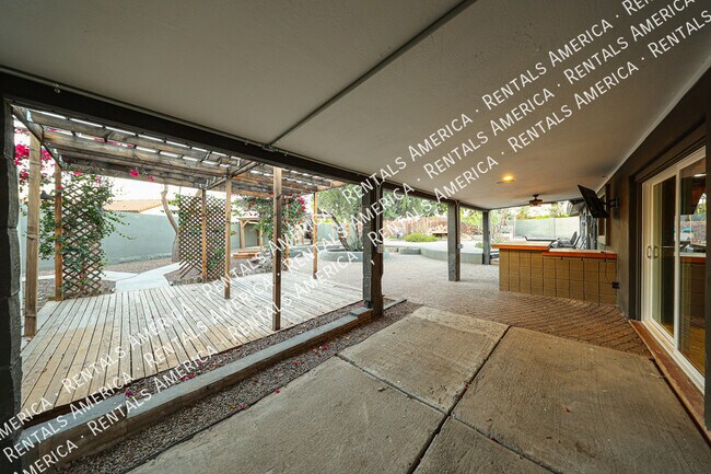 Building Photo - 1424 N Gene Ave