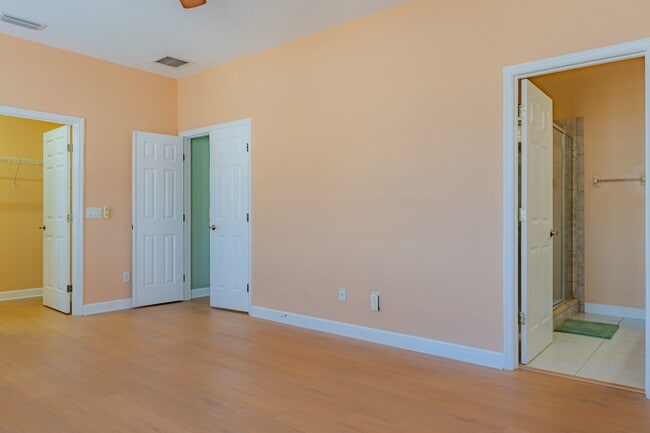 Building Photo - Modern 3-Bed Townhome with Garage & Patio in Casselberry – In-Unit Laundry, Central AC!