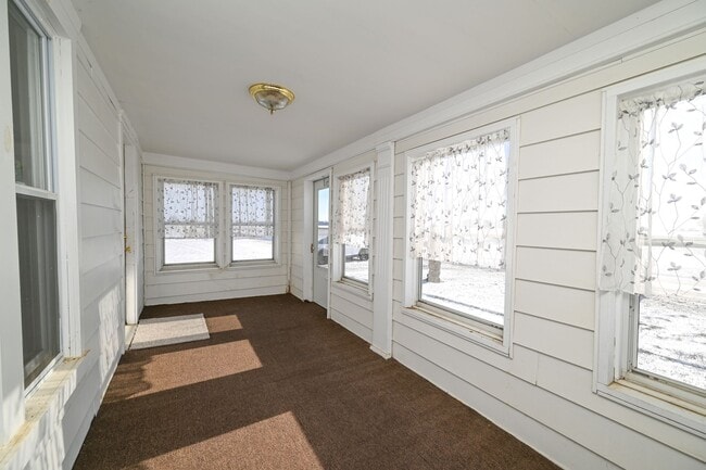 Building Photo - Large 4 Bedroom/2 Bath Home For Rent