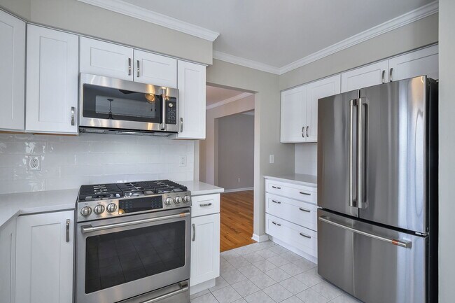 Building Photo - 389 Colonial Cir