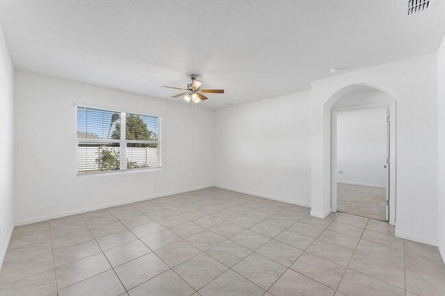 Building Photo - 357 SE Oakridge Dr
