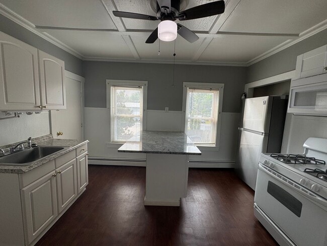 Building Photo - Updated Haverhill 2 Bedroom W/Yard | Avail...