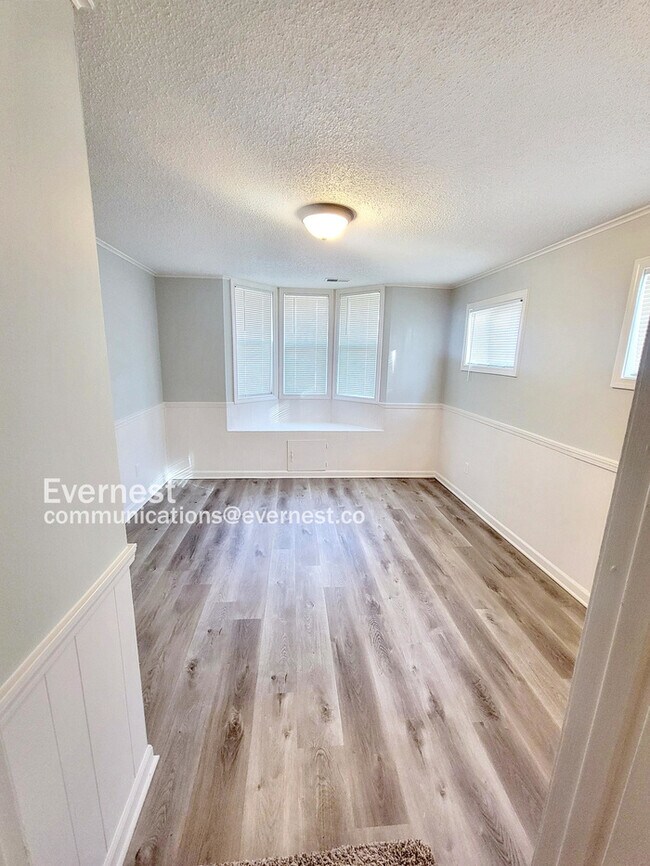 Building Photo - 8549 Southaven Cir W
