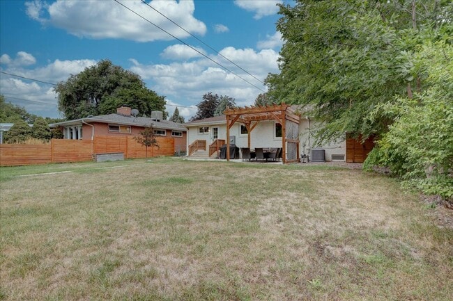 Building Photo - Beautifully renovated ranch home with drea...