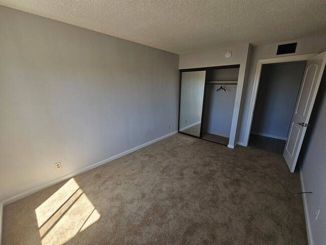 Building Photo - Updated 3 Bedroom Condo w/ Beautiful Balco...