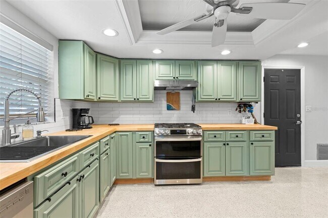 Building Photo - 320 Lake Maggiore Blvd S
