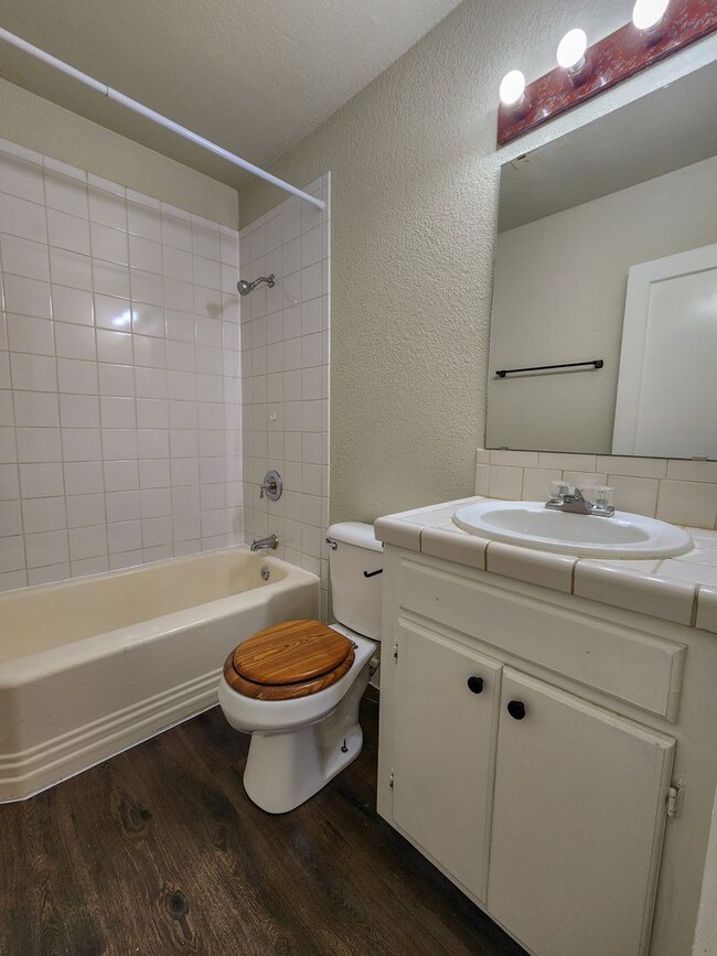 Building Photo - Newly Renovated 3 bedroom 1 bath home in S...