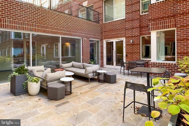 Building Photo - 635 Slaters Ln