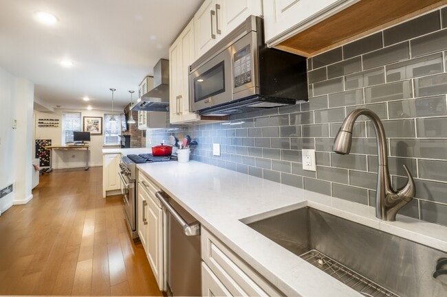 Building Photo - 226 1st St