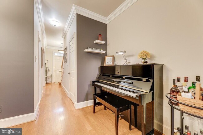 Building Photo - Waterfront Townhome Living in Sought-After Alexandria Location