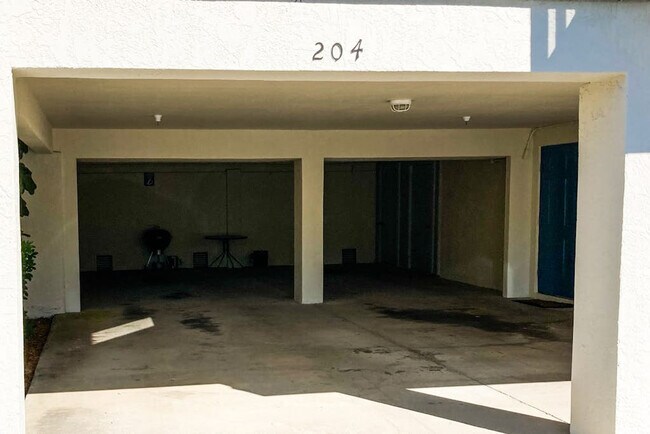 Building Photo - 3601 E Bay Dr