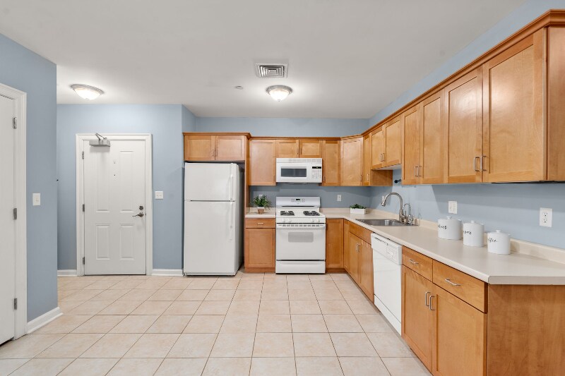 Building Photo - 327 Centre St