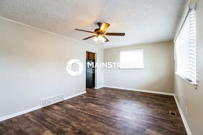 Building Photo - 4 Bedroom Pet-Friendly Home in Columbus, OH with Main Street Renewal