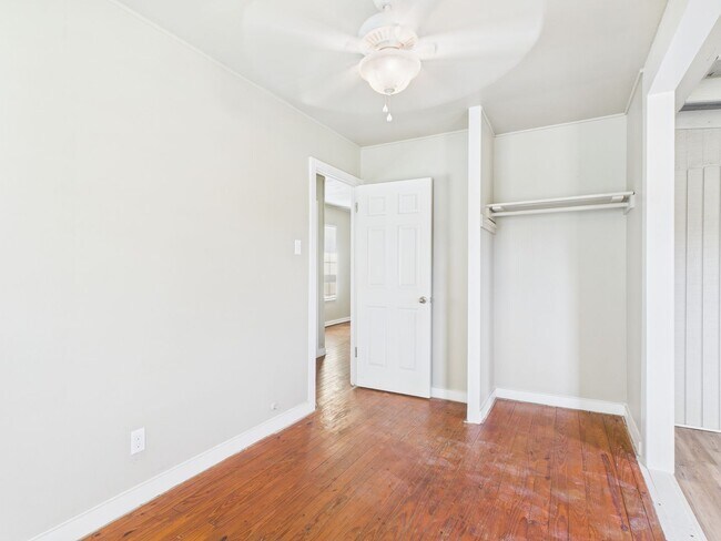 Building Photo - Harper TX Rental