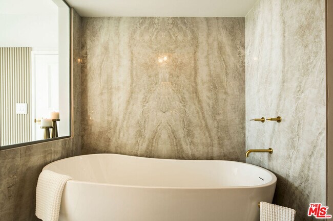 Building Photo - 13700 Marina Pointe Dr