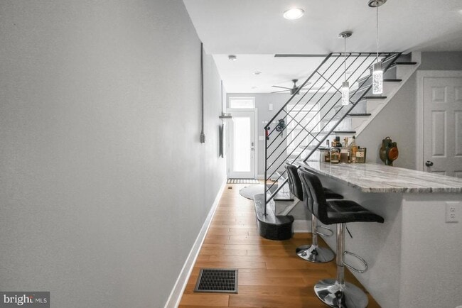 Building Photo - 441 E Flora St