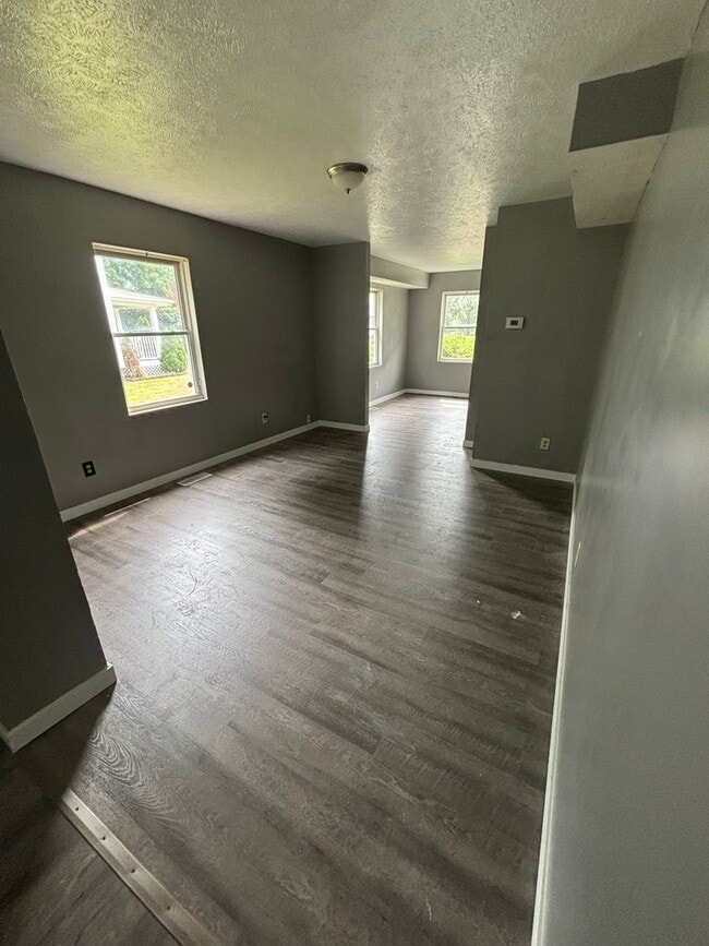 Building Photo - 2 bedroom townhome